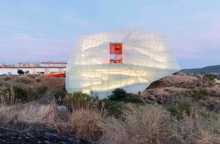 Conference center in Plasencia - a building like a meteorite spills out among the rocky landscape