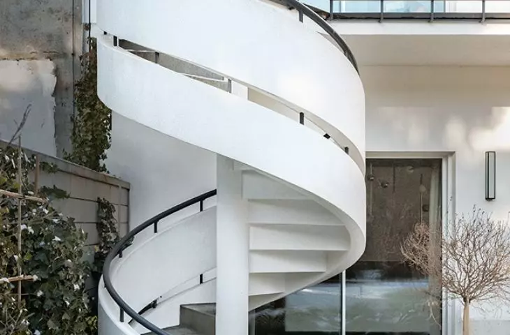 House on Leopold Lis Kula Street in Old Żoliborz, Warsaw - on the garden side, the building was decorated with an exterior staircase with an original concrete balustrade resembling an unrolled ribbon