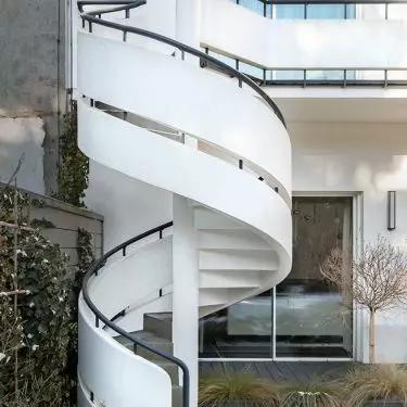House on Leopold Lis Kula Street in Old Żoliborz, Warsaw - on the garden side, the building was decorated with an exterior staircase with an original concrete balustrade resembling an unrolled ribbon