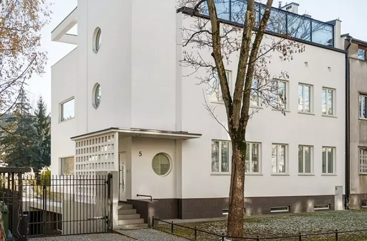 The house on Leopold Fox Kula Street is a typical example of Warsaw's interwar modernism