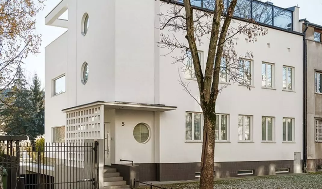 Dom przy ul. Leopolda Lisa Kuli to typowy przykład warszawskiego modernizmu międzywojennego