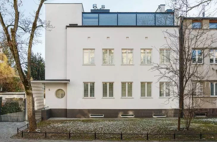 On the side of Lisa Kula Street, a modern attic in an aluminum and glass system was designed, which added lightness and elegance to the block