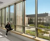 Klinika psychiatryczna w Tampere  — naturalne oświetlenie poprawia jakoś wnętrz 