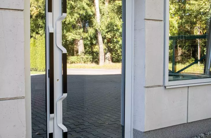 Multiplication of modular handles - sculptures on doors