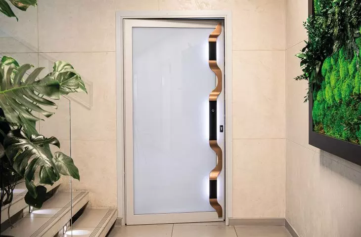 Multiplication of modular handles - sculptures on doors