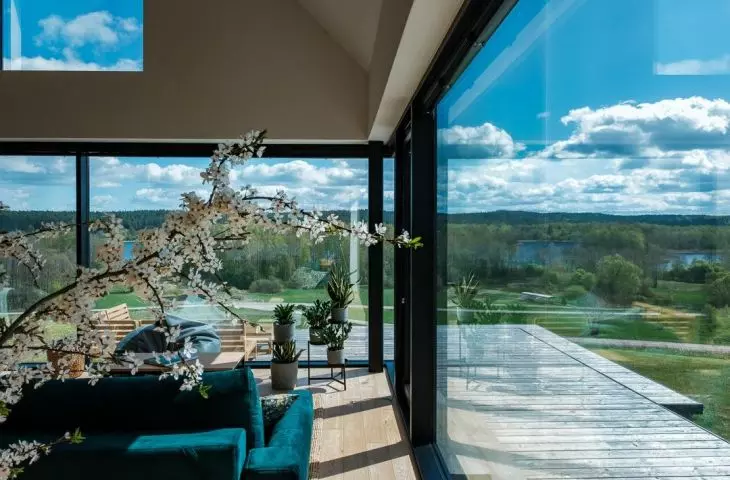 Thanks to glazing, nature penetrates inside