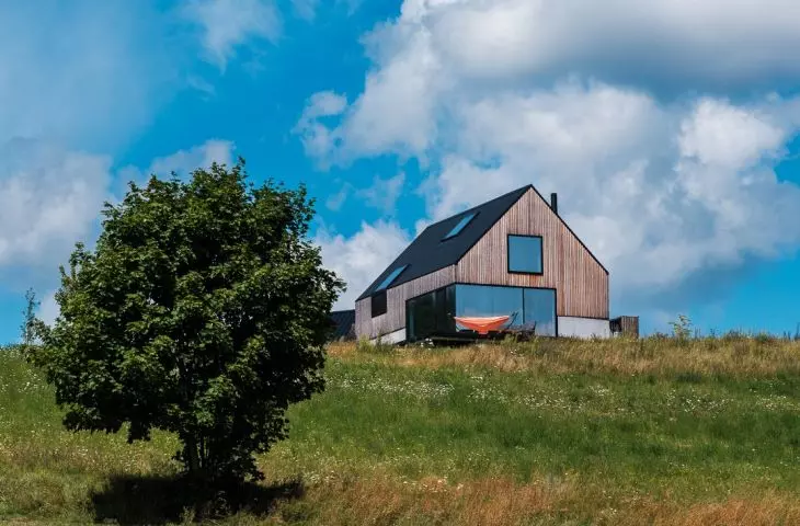 Openwork wooden facade required UV-resistant windproofing