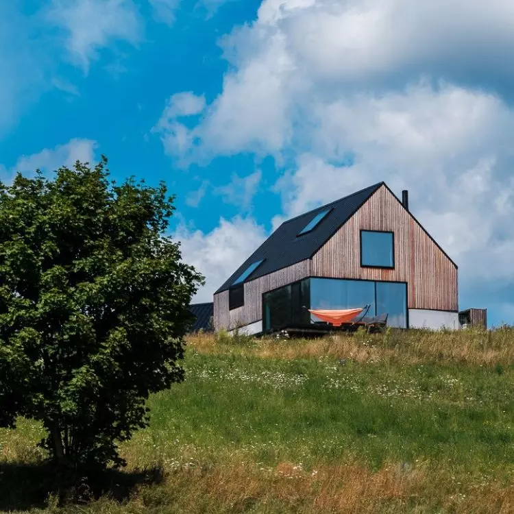 Openwork wooden facade required UV-resistant windproofing