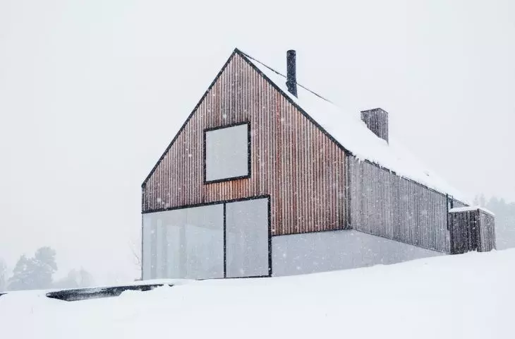 Cottage in Pobondziach in winter