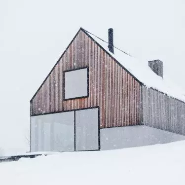 Cottage in Pobondziach in winter