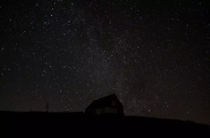 Starry skies over the cottage in Pobondzha