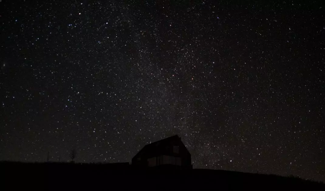 Rozgwieżdżone niebo nad domkiem w Pobondziach