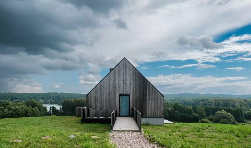 Architektura nawiązuje do lokalnej zabudowy siedliskowej