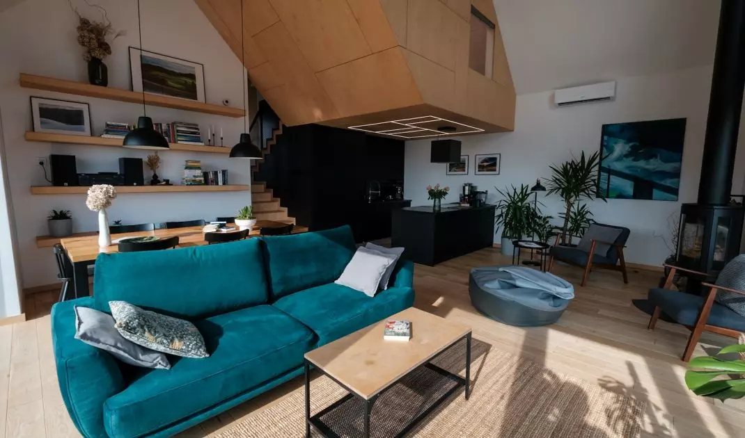 Część dzienna składa się z kuchni, jadalni i salonu