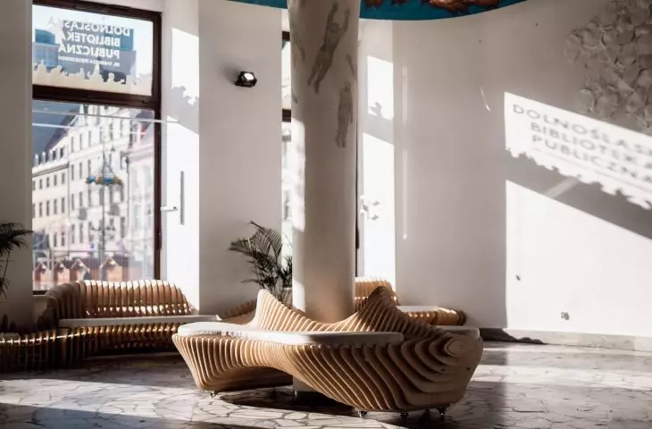 Wnętrza Dolnośląskiej Biblioteki Publicznej