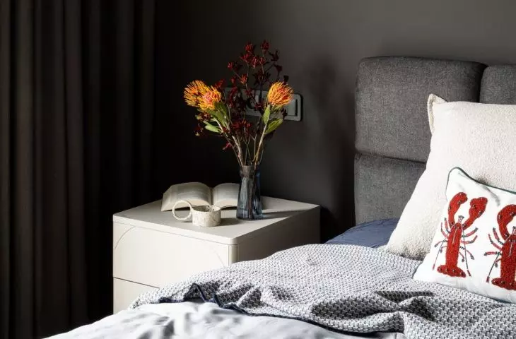 A dark bedroom designed by Aleksandra Bednarska 