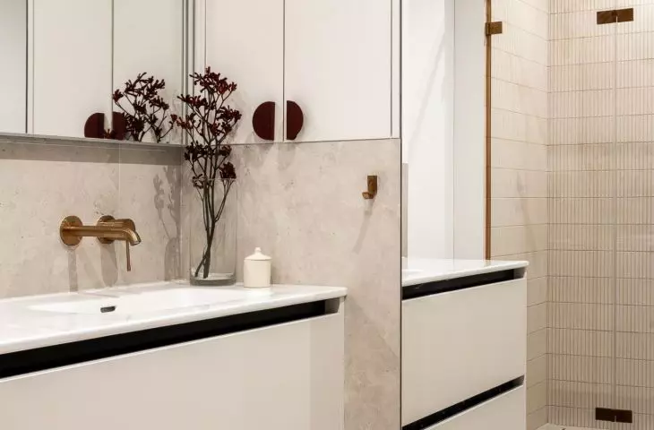 Bathroom in neutral shades of beige and gray