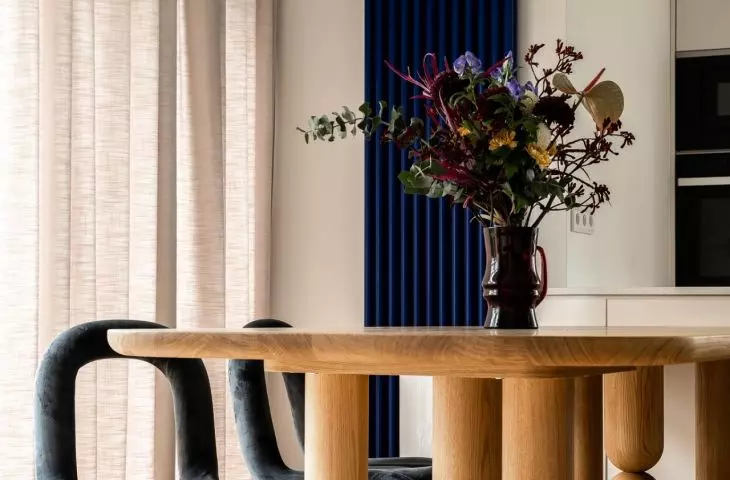 Anthracite chairs with an unusual form