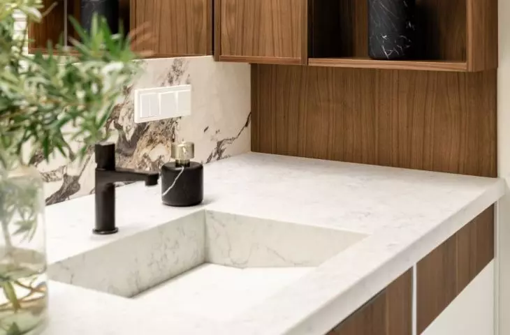 A washbasin with a linear drain was placed in the development