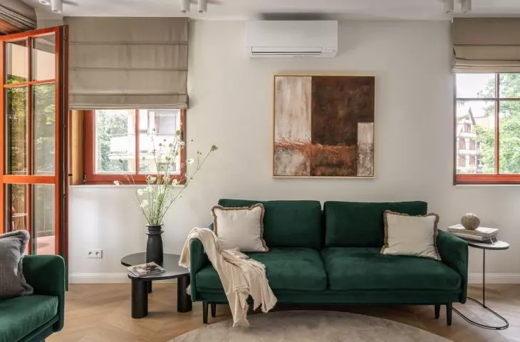 Above one of the sofas hung a hand-painted picture