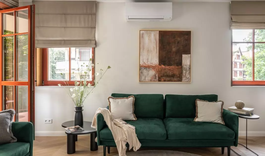 Above one of the sofas hung a hand-painted picture