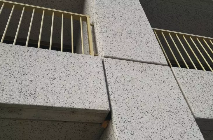 detal elewacji z prefabrykatów