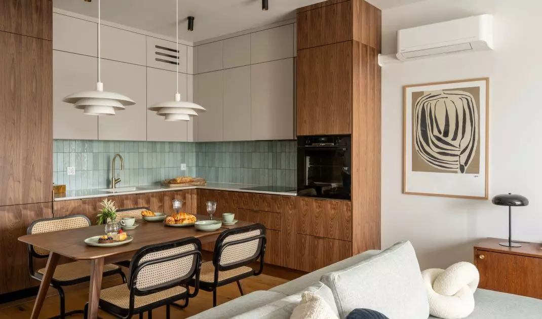 Apartament w stylu modern vintage we Wrocławiu. Mieszkanie obejmuje salon z aneksem kuchennym, trzy sypialnie, łazienkę, osobną toaletę i przestronny hol.
