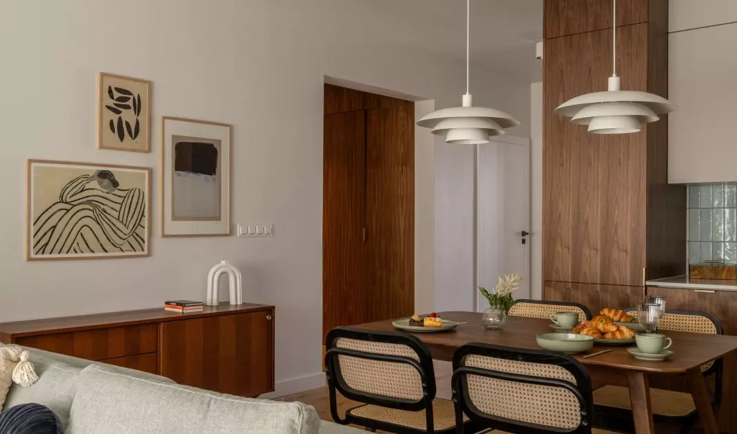Salon to serce apartamentu – otwarty na kuchnię, z wydzieloną strefą jadalnianą