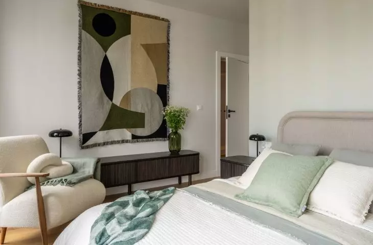 The bedroom is an example of how simplicity can go hand in hand with sophisticated design