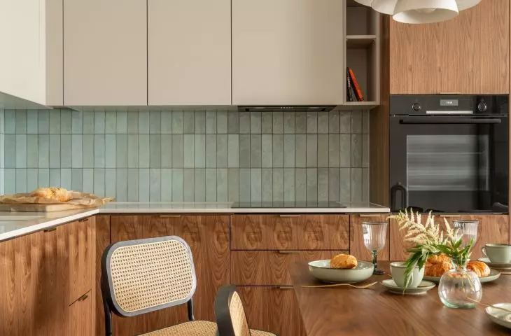 The kitchenette impresses with its simplicity and elegance