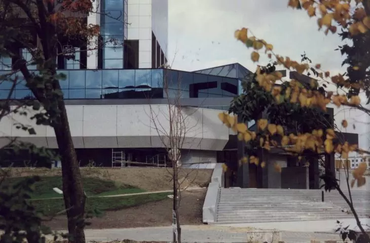 Wejście do budynku Biblioteki Śląskiej w Katowicach