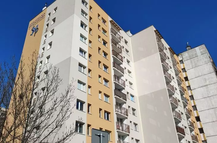 Widok na blok w trakcie termomodernizacji 