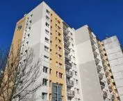 Widok na blok w trakcie termomodernizacji 