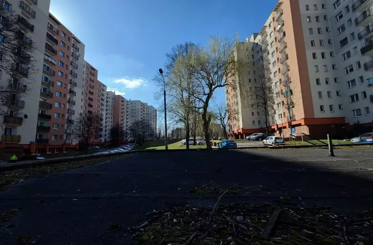 Przestrzeń między blokami osiedla Paderewskiego 