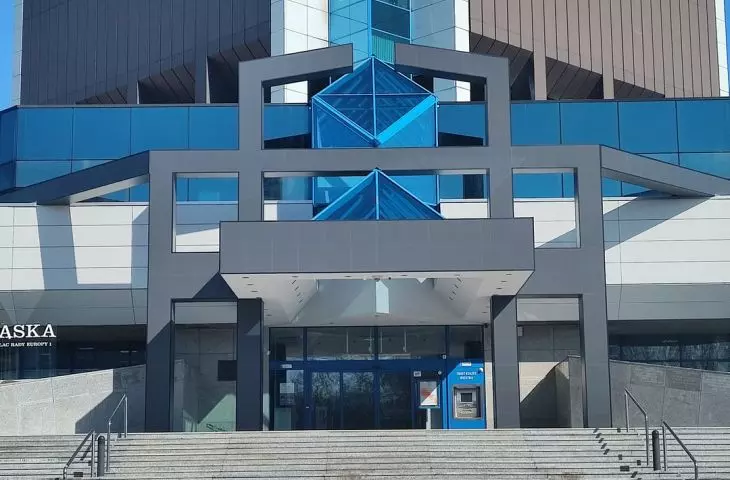 Wejście do budynku Biblioteki Śląskiej w Katowicach wraz z portalem