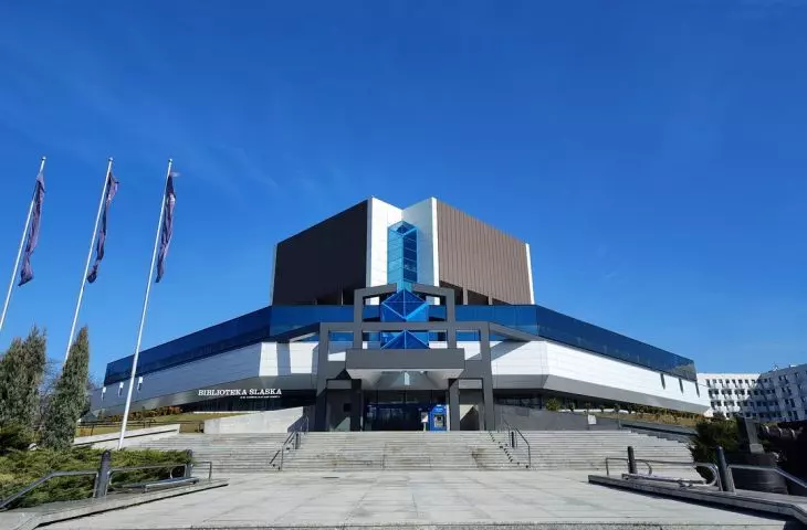Schody prowadzące do Biblioteki Śląskiej