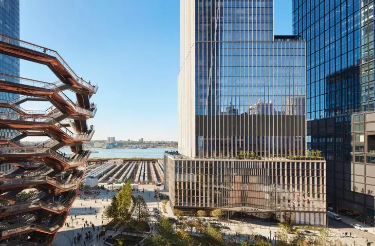 Wieżowiec 35 Hudson Yards w Nowym Jorku – rdzeń budynku wzmocniono ścianami przyporowymi sięgającymi obrysu bryły