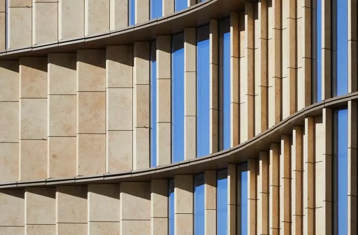 Wieżowiec 35 Hudson Yards w Nowym Jorku – elewacje wieżowca łączą szkło z pionowymi plisami wapienia.