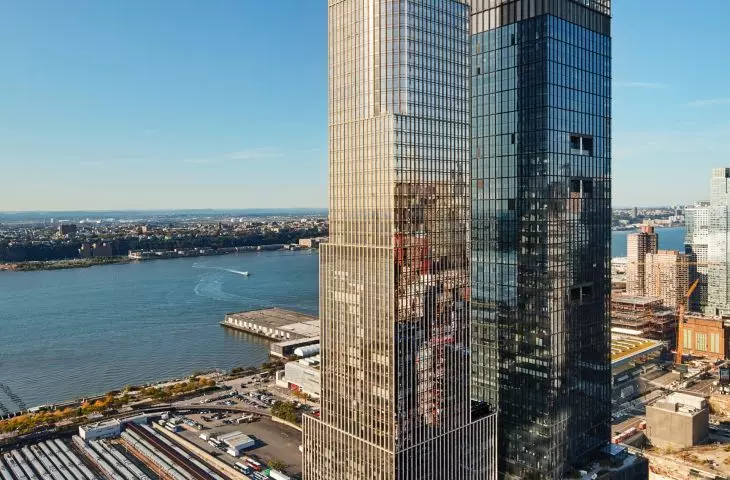 35 Hudson Yards is a skyscraper measuring 304 meters, offering nearly 93,000 square meters of floor space.