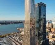 35 Hudson Yards is a skyscraper measuring 304 meters, offering nearly 93,000 square meters of floor space.