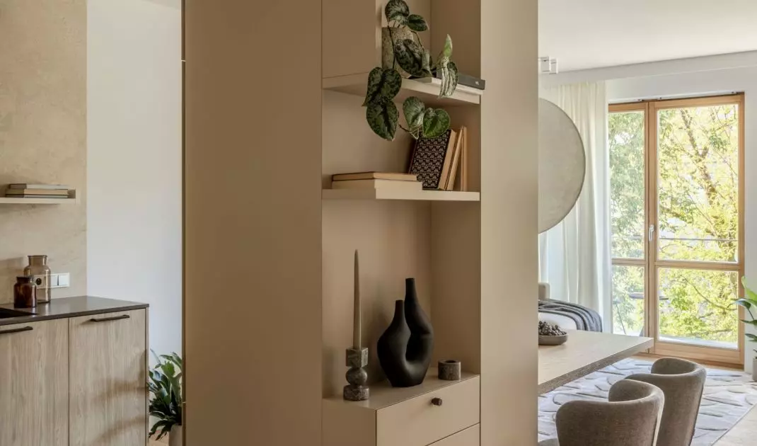 Apartament zaprojektowano w spójnej aranżacji w odcieniach bieli, beżu i taupe