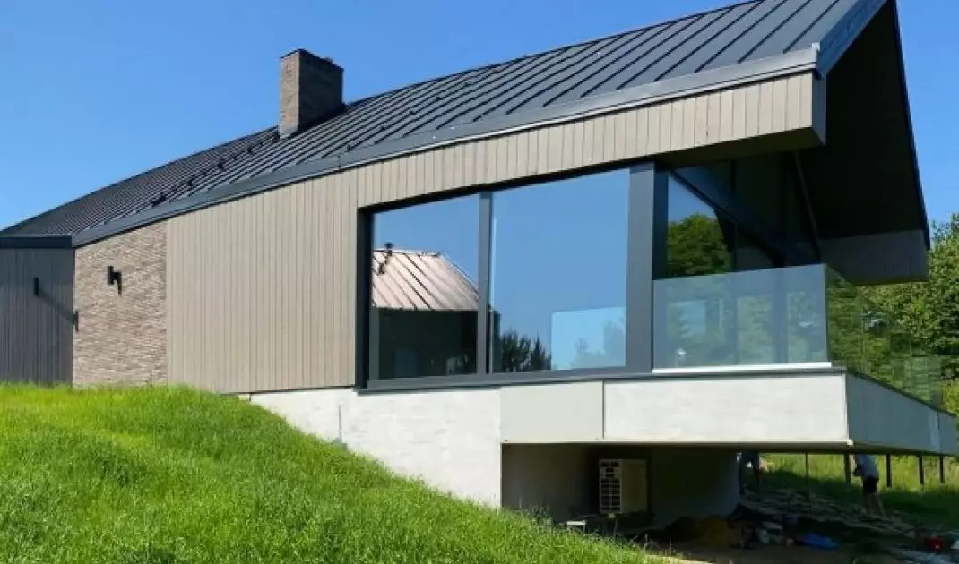 Such facades are resistant to rain, snow, UV rays and even urban pollution, and their maintenance does not require a lot of time or money