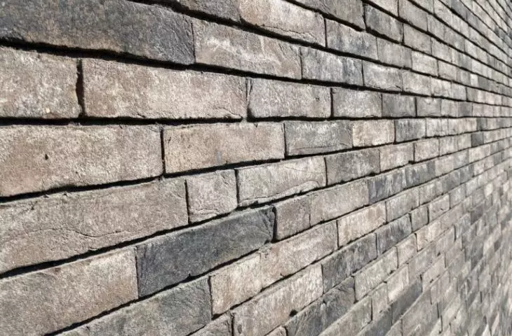 The clinker is available in shades ranging from traditional red to gray to deep black or even color melanges