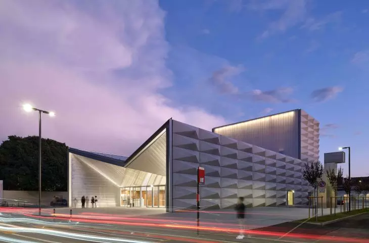 Teatro Borsoni, Brescia łączy betonową surowość z lekkością szkła i poliwęglanu