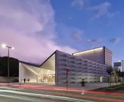 Teatro Borsoni, Brescia łączy betonową surowość z lekkością szkła i poliwęglanu