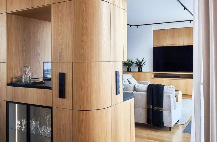 A distinctive feature of the interior is the rounded oak space by the stairs
