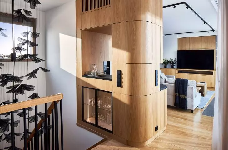 A distinctive feature of the interior is the rounded oak space by the stairs 