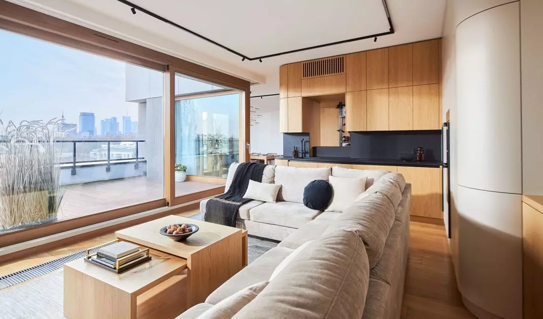 Penthouse zajmuje dwie kondygnacje, oferując łącznie około 120 metrów kwadratowych powierzchni użytkowej