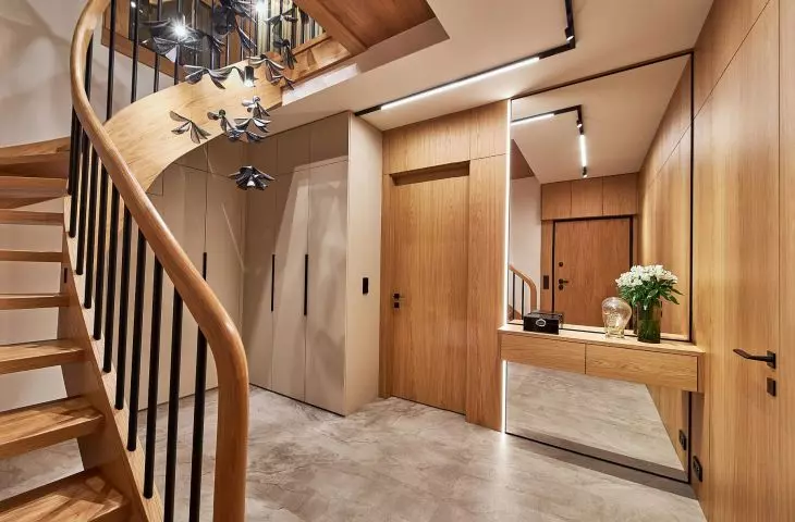 On the lower level, a mini apartment was created for Magdalena's father