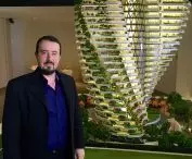 Architekt Vincent Callebaut  przy modelu wieżowca Tao Zhu Yin Yuan 
